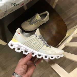 Women’s On Cloudswift White/Off White/Pale Yellow size 8